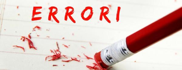 Scritta Errori rossa con matita porta gomma che cancella su un foglio di carta