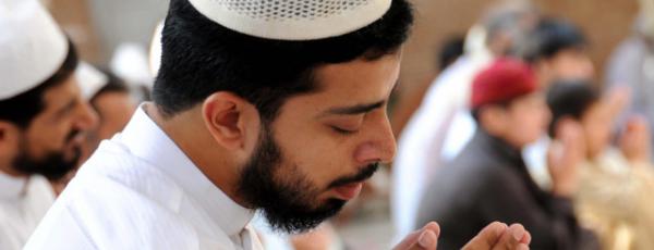 Musulmani in preghiera durante il Ramadan