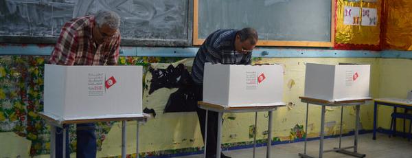 Tunisini intenti a votare per il nuovo parlamento